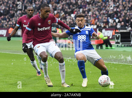 LONDON, ENGLAND - Januar 5, 2019: der Ivss-Laye Lucas Jean Diop von West Ham (L) und Che Adams von Birmingham (R) dargestellt, während der FA Cup 2018/19 Runde 3 Spiel zwischen West Ham United und Birmingham City FC in London Stadion. Stockfoto