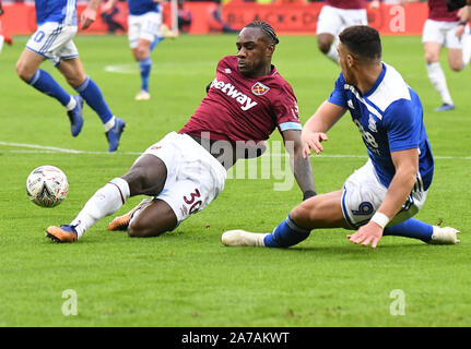 LONDON, ENGLAND - Januar 5, 2019: Michail Gregory Antonio West Ham (L) und Che Adams von Birmingham (R) dargestellt, während der FA Cup 2018/19 Runde 3 Spiel zwischen West Ham United und Birmingham City FC in London Stadion. Stockfoto