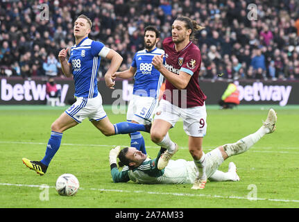 LONDON, ENGLAND - Januar 5, 2019: Andy Carroll von der West HamLee Camp von Birmingham und Michael Morrison von Birmingham dargestellt während der FA Cup 2018/19 Runde 3 Spiel zwischen West Ham United und Birmingham City FC in London Stadion. Stockfoto