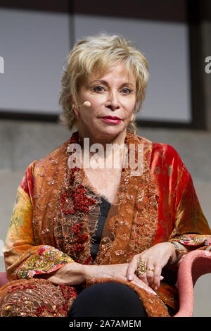 Porträt der chilenischen Schriftstellerin Isabel Allende während einer Buchvorstellung im Jahr 2019 in Italien Stockfoto