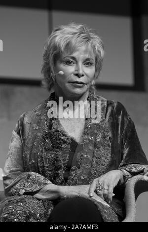 Porträt der chilenischen Schriftstellerin Isabel Allende während einer Buchvorstellung im Jahr 2019 in Italien Stockfoto