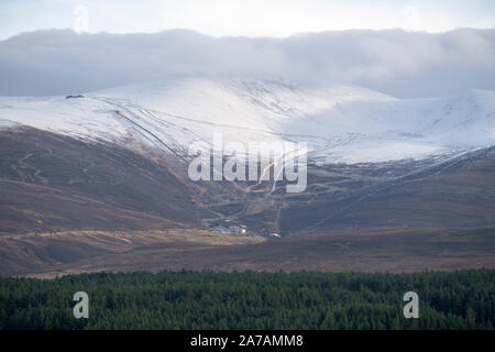 Eine Ansicht von Loch Morlich des Cairngorm Mountain Ski Center in der Nähe von Aviemore, Badenoch und Strathspey, Schottland Stockfoto