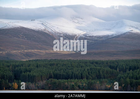 Eine Ansicht von Loch Morlich des Cairngorm Mountain Ski Center in der Nähe von Aviemore, Badenoch und Strathspey, Schottland Stockfoto