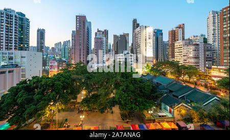 Abendlicher Blick von Tin Hau Tempel in Yaumatei, Kowloon, Hong Kong Stockfoto