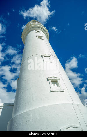 Ein ungewöhnlicher Blick zum Suchen von Flamborough Leuchtturm an der Ostküste Englands Stockfoto