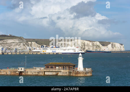 Die Weißen Felsen von Dover und P&O Fähre von Inneren Hafen, Dover, Kent, England, Vereinigtes Königreich Stockfoto