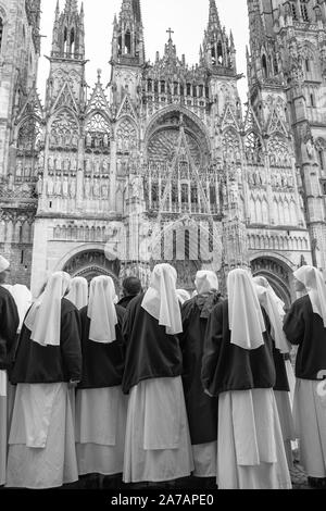 Gruppe von Nonnen vor der Kathedrale von Rouen, Place de la Cathedrale, Rouen, Normandie, Frankreich Stockfoto