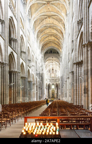 Innenraum Mittelschiff die Kathedrale von Rouen, Place de la Cathedrale, Rouen, Normandie, Frankreich Stockfoto