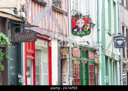 Läden in der Rue Malpalu, Rouen, Normandie, Frankreich Stockfoto