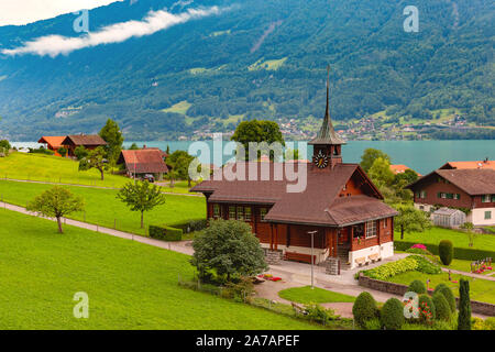 Schweizer Dorf Iseltwald mit traditionellen Holz Kirche auf dem südlichen Ufer des Brienzersees, Schweiz Stockfoto