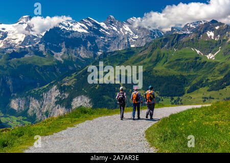 Touristen auf Wanderweg auf dem Berg Mannlichen, beliebter Aussichtspunkt in den Schweizer Alpen, Schweiz. Stockfoto