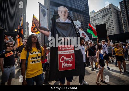 Chicago Studenten die Teilnahme an der internationalen Jugend Klima Streik am Freitag 9/20/19 Während der Schulzeit. Die Jugendliche und viele Erwachsene gestartet marschieren im Grant Park in der Nähe des Field Museum und schließlich an einer großen Kundgebung in der Schleife Federal Plaza. Stockfoto