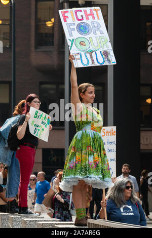 Chicago Studenten die Teilnahme an der internationalen Jugend Klima Streik am Freitag 9/20/19 Während der Schulzeit. Die Jugendliche und viele Erwachsene gestartet marschieren im Grant Park in der Nähe des Field Museum und schließlich an einer großen Kundgebung in der Schleife Federal Plaza. Stockfoto