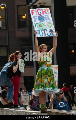 Chicago Studenten die Teilnahme an der internationalen Jugend Klima Streik am Freitag 9/20/19 Während der Schulzeit. Die Jugendliche und viele Erwachsene gestartet marschieren im Grant Park in der Nähe des Field Museum und schließlich an einer großen Kundgebung in der Schleife Federal Plaza. Stockfoto