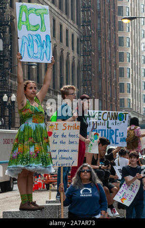 Chicago Studenten die Teilnahme an der internationalen Jugend Klima Streik am Freitag 9/20/19 Während der Schulzeit. Die Jugendliche und viele Erwachsene gestartet marschieren im Grant Park in der Nähe des Field Museum und schließlich an einer großen Kundgebung in der Schleife Federal Plaza. Stockfoto