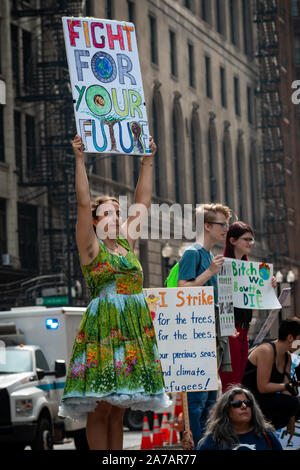 Chicago Studenten die Teilnahme an der internationalen Jugend Klima Streik am Freitag 9/20/19 Während der Schulzeit. Die Jugendliche und viele Erwachsene gestartet marschieren im Grant Park in der Nähe des Field Museum und schließlich an einer großen Kundgebung in der Schleife Federal Plaza. Stockfoto