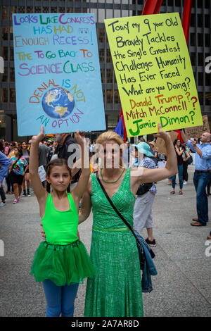 Chicago Studenten die Teilnahme an der internationalen Jugend Klima Streik am Freitag 9/20/19 Während der Schulzeit. Die Jugendliche und viele Erwachsene gestartet marschieren im Grant Park in der Nähe des Field Museum und schließlich an einer großen Kundgebung in der Schleife Federal Plaza. Stockfoto