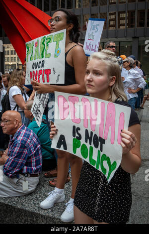 Chicago Studenten die Teilnahme an der internationalen Jugend Klima Streik am Freitag 9/20/19 Während der Schulzeit. Die Jugendliche und viele Erwachsene gestartet marschieren im Grant Park in der Nähe des Field Museum und schließlich an einer großen Kundgebung in der Schleife Federal Plaza. Stockfoto