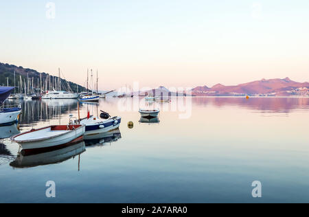 Schönen Sonnenaufgang auf die Ägäis mit Inseln, Berge und Boote Stockfoto