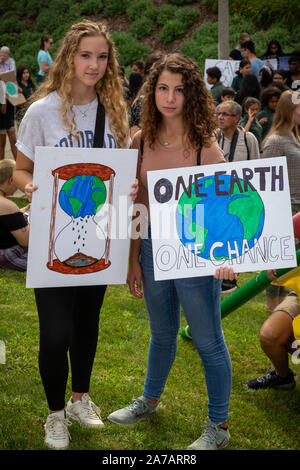 Chicago Studenten die Teilnahme an der internationalen Jugend Klima Streik am Freitag 9/20/19 Während der Schulzeit. Die Jugendliche und viele Erwachsene gestartet marschieren im Grant Park in der Nähe des Field Museum und schließlich an einer großen Kundgebung in der Schleife Federal Plaza. Stockfoto