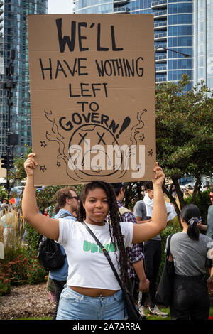 Chicago Studenten die Teilnahme an der internationalen Jugend Klima Streik am Freitag 9/20/19 Während der Schulzeit. Die Jugendliche und viele Erwachsene gestartet marschieren im Grant Park in der Nähe des Field Museum und schließlich an einer großen Kundgebung in der Schleife Federal Plaza. Stockfoto