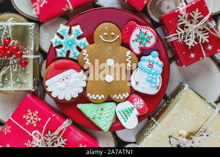 Hausgemachte Lebkuchen auf dem Teller auf Holz- Hintergrund. Ferien und Feier Konzept, Grußkarte Mockup, festliche Dekoration. Weihnachten und neues Ja Stockfoto