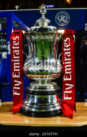 LONDON, ENGLAND - 15. Februar 2019: Der FA Cup Trophäe abgebildet vor der fünften Runde 2018/19 FA Cup Spiel zwischen Queens Park Rangers FC und FC Watford an der Loftus Road Stadium. Stockfoto