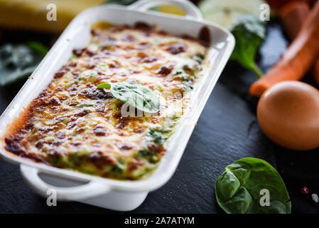 Hausgemachte italienische Lasagne mit frischen und köstlichen Zutaten Stockfoto