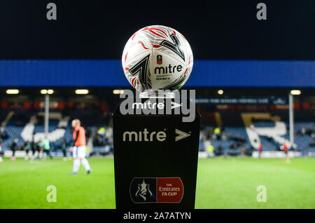 LONDON, ENGLAND - 15. Februar 2019: Der offizielle Spielball dargestellt vor der fünften Runde 2018/19 FA Cup Spiel zwischen Queens Park Rangers FC und FC Watford an der Loftus Road Stadium. Stockfoto