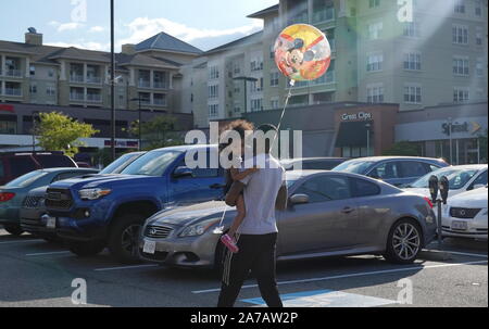 Alexandria, VA/USA - September 24, 2019: Schwarz gil ein Ballon von ihrem Vater starrt auf die Kamera durchgeführt werden Stockfoto