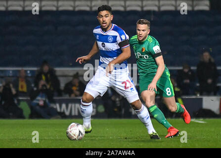 LONDON, ENGLAND - Februar 15, 2019: Massimo Luongo von QPR und Tom Cleverley von watford dargestellt während der fünften Runde 2018/19 FA Cup Spiel zwischen Queens Park Rangers FC und FC Watford an der Loftus Road Stadium. Stockfoto