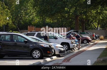 Alexandria, VA/USA - September 24, 2019: Zwei kaukasischen Männern ein Auto mitten in einem Wohngebiet Parkplatz fix Stockfoto