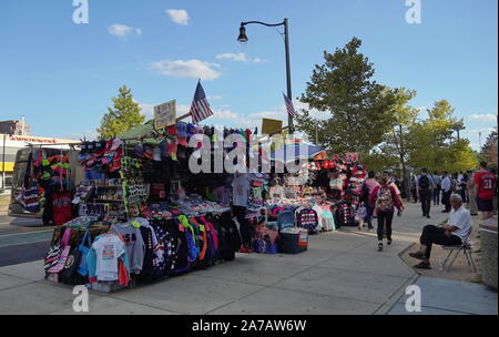 Alexandria, VA/USA - September 24, 2019: Hersteller verkaufen T-Shirts, Hoodies und andere Souvenirs auf der Straße in der Pentagon City Stockfoto