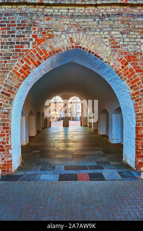 Alte Tunnel mit Blick auf den Marktplatz in der Schweriner Innenstadt. Stockfoto