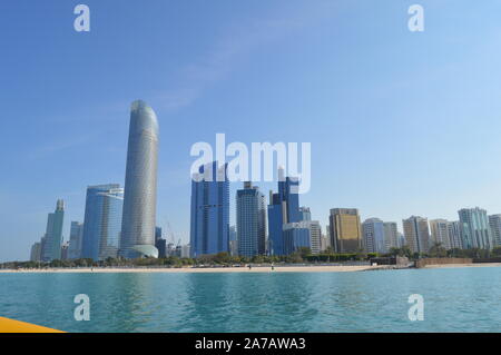 Skyline von Abu Dhabi und Wolkenkratzer am Strand von Corniche, aufgenommen von einem Boot in den Vereinigten Arabischen Emiraten Stockfoto