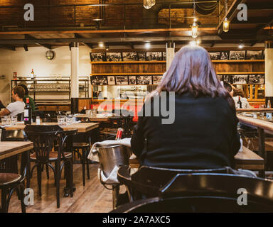 Barcelona, Spanien - 17.November 2017: Pespective Blick auf eine traditionelle katalanische Küche Restaurant mit Kunden und leere Tabellen Stockfoto