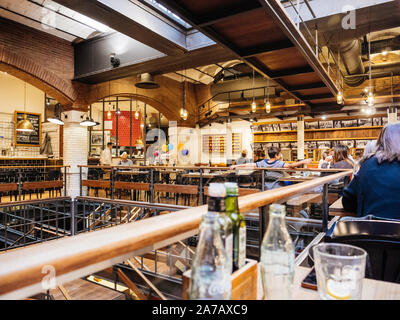 Barcelona, Spanien - 17.November 2017: Pespective Blick auf eine traditionelle katalanische Küche Restaurant mit Clients in einem ehemaligen industriellen Dachboden entfernt Stockfoto