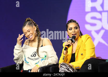 Ihre Leitung Panel mit Lily Singh (r) und Sturm Reid Folgen an der Revolte Gipfel x AT&T LA am 25. Oktober 2019 im Magic Box in Los Angeles, Kalifornien. Stockfoto