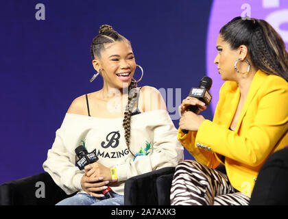 Ihre Leitung Panel mit Lily Singh (r) und Sturm Reid Folgen an der Revolte Gipfel x AT&T LA am 25. Oktober 2019 im Magic Box in Los Angeles, Kalifornien. Stockfoto