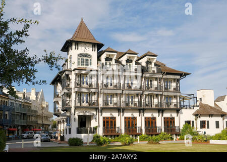 Das Pearl Hotel außen am Golf von Mexiko, ein Strandhotel in der Florida Panhandle, Rosemary Beach, Florida, USA. Stockfoto