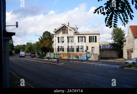 AJAXNETPHOTO. BOUGIVAL, FRANKREICH. - HAUS DES KÜNSTLERS - HAUS IN DER NÄHE DER SEINE AN DER ECKE DER BEFAHRENEN STRASSE D321, LEBTE VON 1881 BIS 1884 VON DER IMPRESSIONISTISCHEN KÜNSTLERIN BERTHE MORISOT.ANWESEN 2023 RENOVIERT.FOTO:JONATHAN EASTLAND/AJAX REF:GX8 192609 664 Stockfoto