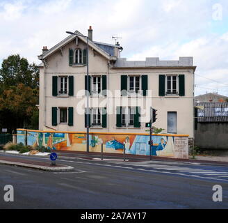 AJAXNETPHOTO. BOUGIVAL, FRANKREICH. - HAUS DES KÜNSTLERS - HAUS IN DER NÄHE DER SEINE AN DER ECKE DER BELEBTEN STRASSE D321, IN DER DIE IMPRESSIONISTISCHE KÜNSTLERIN BERTHE MORISOT VON 1881 BIS 1884 LEBTE. DAS HOTEL WURDE 2023 RENOVIERT. FOTO: JONATHAN EASTLAND/AJAX REF:GX8 192609 666 Stockfoto