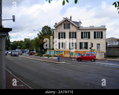 AJAXNETPHOTO. BOUGIVAL, FRANKREICH. - HAUS DES KÜNSTLERS - HAUS IN DER NÄHE DER SEINE AN DER ECKE DER BELEBTEN STRASSE D321, IN DER DIE IMPRESSIONISTISCHE KÜNSTLERIN BERTHE MORISOT VON 1881 BIS 1884 LEBTE. DAS ANWESEN WURDE 2023 RENOVIERT. FOTO: JONATHAN EASTLAND/AJAX REF:GX8 192609 667 Stockfoto