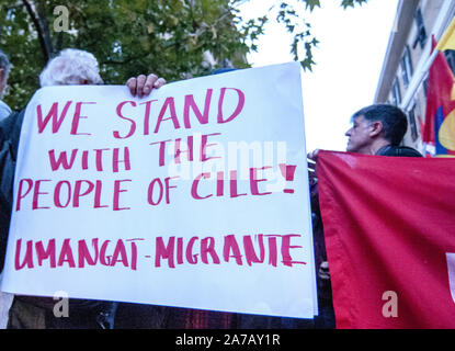 Rom, Italien. 31 Okt, 2019. Sit-in bei der Botschaft von Chile in Solidarität mit den kämpfenden Chilenen. (Foto von Patrizia Cortellessa/Pacific Press) Quelle: Pacific Press Agency/Alamy leben Nachrichten Stockfoto