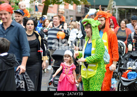 New York, Vereinigte Staaten. 31 Okt, 2019. Hunderte von Kindern bei der jährlichen Kinder Halloween Day Parade in Washington Square Park (Foto von Ryan Rahman/Pacific Press) Quelle: Pacific Press Agency/Alamy Leben Nachrichten teilgenommen Stockfoto