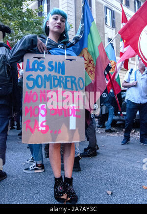 Rom, Italien. 31 Okt, 2019. Sit-in bei der Botschaft von Chile in Solidarität mit den kämpfenden Chilenen. (Foto von Patrizia Cortellessa/Pacific Press) Quelle: Pacific Press Agency/Alamy leben Nachrichten Stockfoto