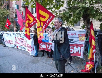 Rom, Italien. 31 Okt, 2019. Sit-in bei der Botschaft von Chile in Solidarität mit den kämpfenden Chilenen. (Foto von Patrizia Cortellessa/Pacific Press) Quelle: Pacific Press Agency/Alamy leben Nachrichten Stockfoto