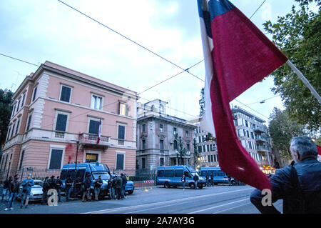 Rom, Italien. 31 Okt, 2019. Sit-in bei der Botschaft von Chile in Solidarität mit den kämpfenden Chilenen. (Foto von Patrizia Cortellessa/Pacific Press) Quelle: Pacific Press Agency/Alamy leben Nachrichten Stockfoto