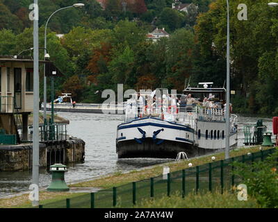 AJAXNETPHOTO. 2019. Versailles, Frankreich. Das konvertierte 1949 PENICHE LE SIGNATUR IN DAS SCHLOSS IN VERSAILLES AUF EINEM SEINER regelmäßigen Fluss Bootsfahrten auf der Seine, seinem DECK VOLL MIT PASSAGIEREN. Foto: Jonathan Eastland/AJAX REF: GX8 192609 592 Stockfoto