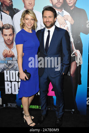 LOS ANGELES, Ca - 20. NOVEMBER 2014: Charlie Day & Frau Mary Elizabeth Ellis am Los Angeles Premiere seines Films "schreckliche Chefs 2' an der TCL Chinese Theater, Hollywood. © 2014 Paul Smith/Featureflash Stockfoto
